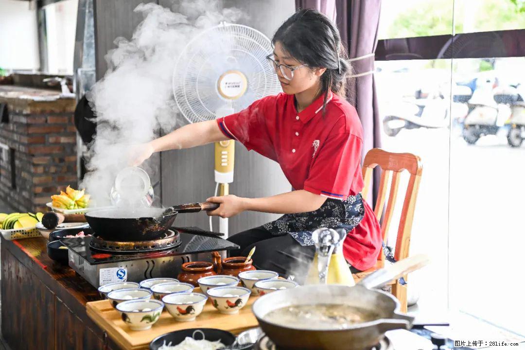 全网追的“扁担女孩”，找了一份暑假工，时薪12元 - 烟台生活资讯 - 烟台28生活网 yt.28life.net